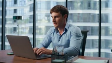 Ciddi patron ofis içi iç çekimde çağrıya cevap veriyor. Laptop klavyesini daktilo eden odaklanmış iş adamı. Panoramik pencere işyerindeki projeyle meşgul bir yönetici. Cep telefonunu tek başına açan adam.