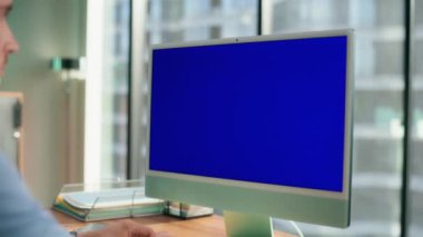 Ofisteki Chroma Key cihazını çalıştıran tanınmayan yönetmen uzaklaşsın. Sadece maket bilgisayarı kullanarak finansal rapor yazan yakın iş adamı. Akıllı girişimci iş yerinde mavi ekran bilgisayarı arıyor 