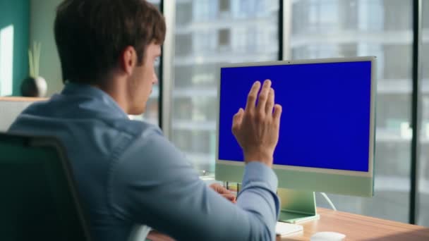 欢迎有铬质对话特写的员工 精明的办公室经理在会议上模仿面试的视频电话 专业人员在网上向蓝屏电脑挥手 — 图库视频影像