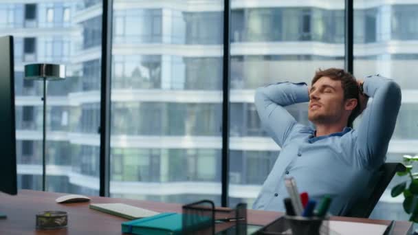 Director Confianza Teniendo Descanso Silla Panorámica Oficina Pensando Hombre Que — Vídeo de stock