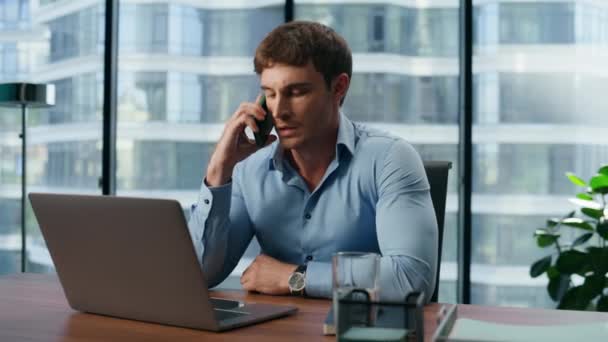 Ofiste Akıllı Telefondan Konuşan Endişeli Adamı Bilgisayarda Çalışan Ciddi Bir — Stok video