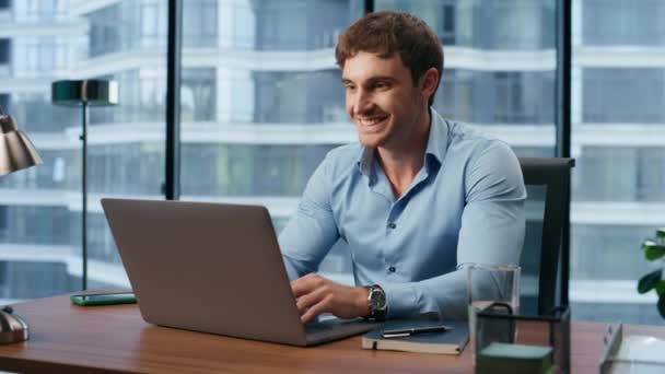 Šťastný Šéf Pracující Notebooku Kanceláři Pozitivní Muž Dostává Dobré Zprávy — Stock video