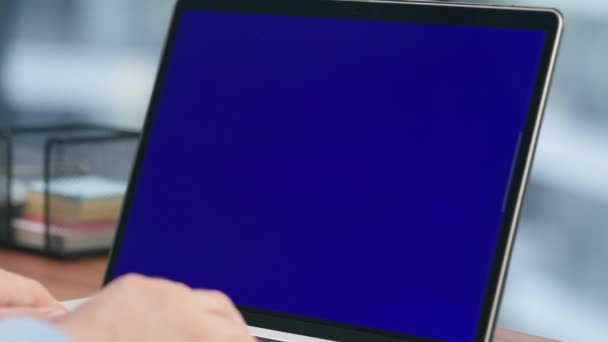 青い画面のラップトップをテキストメッセージで武装を閉じます Chromakeyデバイスキーボード上の匿名のCeo押しボタン 知られていないスマートディレクターの作業マクロビュー チャット情報を入力する — ストック動画