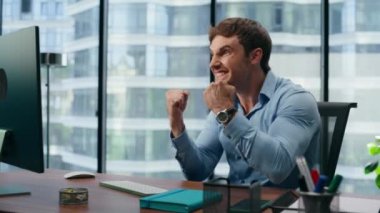 Motivasyonlu girişimci ofiste sevinçle tezahürat yapıyor. Mutlu menajer kutlamada başarılı jestler yapıyor. Heyecanlı profesyonel kitap okuyucu iyi haber kapanışı. Yönetmen işyerinde zaferin tadını çıkarıyor