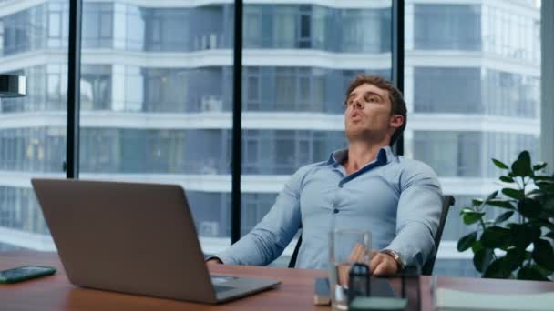 Gros Plan Patron Stressant Calmant Dans Bureau Homme Affaires Nerveux — Video