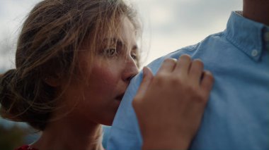 Şehvetli bir kadının, bilinmeyen bir adama açık havada sevgiyle dokunuşunun portresi. Arzu edilen kız dışarıda tanınmayan adamı kucaklıyor. Yaz dağlarında romantik bir çift buluşuyor. Tutkulu balayı konsepti