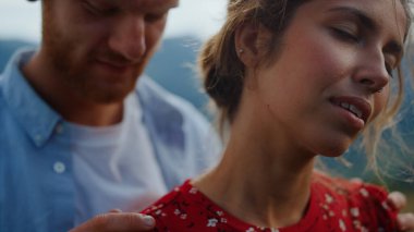 Kapanış adamı elleri dışarıda bir kadının omuzlarını okşuyor. Aşk evliliği doğada seksi hissettirir. Yeni evliliğiniz kutlu olsun. Balayınızı yazın dağlarda geçirin. Tutku anı konsepti 