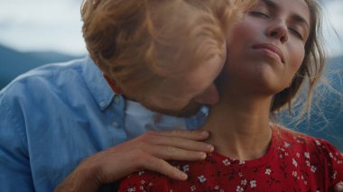 Seksi bir çiftin dağlarda romantik bir randevuya çıkmasının portresi. Sevecen bir adam dışarıda bir kadını okşuyor. Güzel bir aile yaz balaylarında Meadow 'da eğleniyor. Aşıklar duyarlılık kavramı.