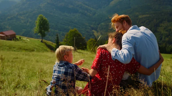 Loving Parents Hugging Sitting Son Mountain Slope Sunny Day Relaxed — Stock Photo, Image