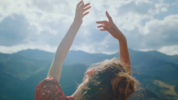 Ξέγνοιαστη Κορίτσι Απολαμβάνουν Φως Του Ήλιου Σηκώνοντας Χέρια Στο Θολό — Φωτογραφία Αρχείου