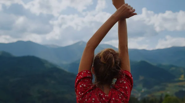 Unrecognizable Girl Raising Hands Watching Beautiful Gloomy Mountains Scenery Close — Stock Fotó