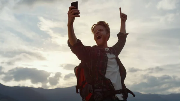 Emotional Hiker Posing Selfie Phone Camera Travel Hipster Take Photo — Φωτογραφία Αρχείου