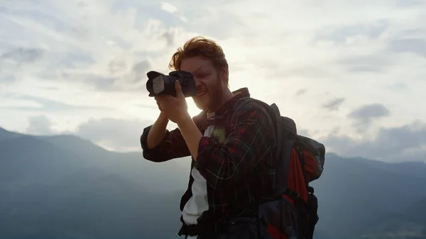 Nature Photographer Shooting Mountains Closeup Focused Man Hold Camera Travel — Foto Stock