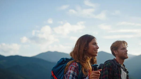 Closeup Smiling Couple Backpack Summer Mountains Happy Hikers Walk Nature — Foto Stock