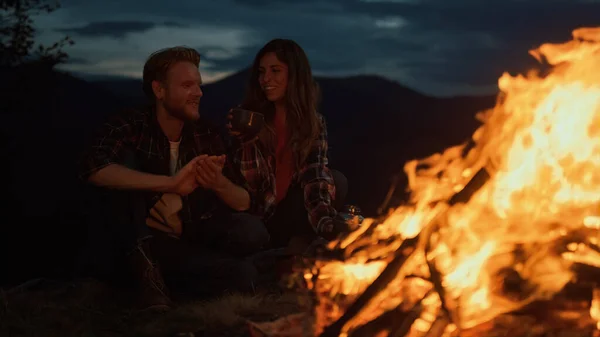 Lovely Campers Relax Bonfire Night Mountains Close Smiling Couple Feel — Fotografia de Stock