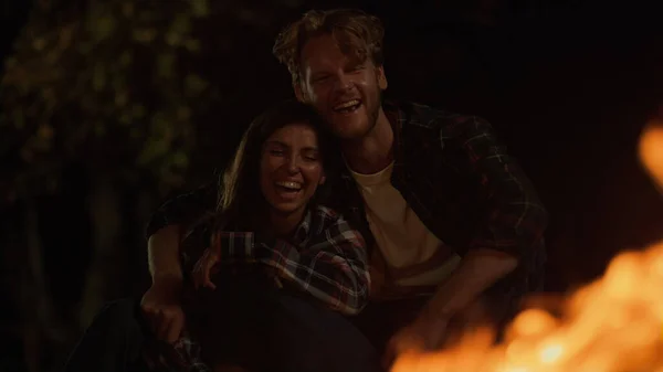 Fun Couple Laugh Together Night Camp Site Close Smiling Millennials — Fotografia de Stock