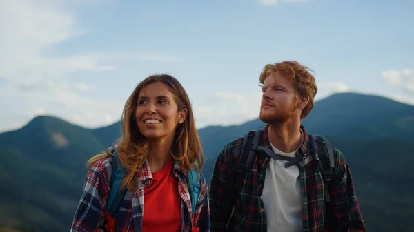 Smiling Couple Hiking Summer Mountains Closeup Young Travelers Explore Nature — Fotografia de Stock