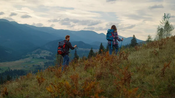 Backpacking Couple Climb Mountains Two Hikers Walk Together Travel Activity — Foto Stock