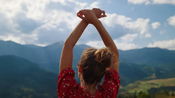 Young Woman Admiring Mountains Landscape Enjoying Summer Holiday Close Back — Stock Fotó