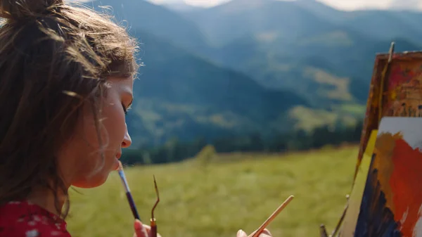 Closeup Focused Woman Painting Mountains Scenery Summer Holiday Portrait Talented — Stockfoto