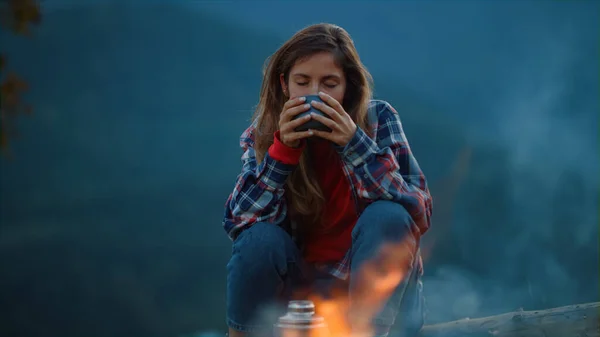 Closeup Beautiful Woman Camp Relaxing Evening Vacation Cheerful Girl Drink — Fotografia de Stock