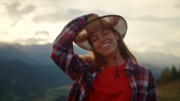 Closeup Beautiful Traveler Posing Mountains Landscape Young Woman Smiling Look — Stock Fotó