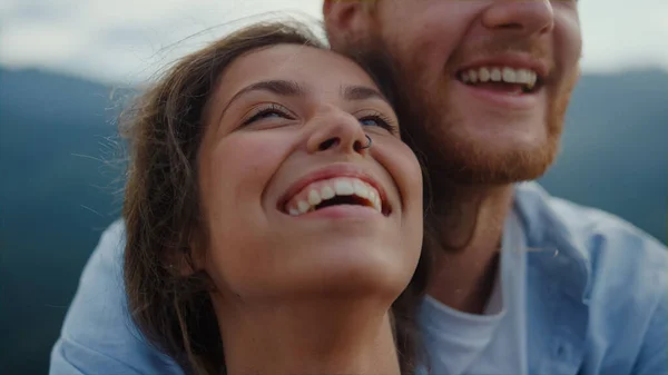 Retrato Familia Alegre Divirtiéndose Aire Libre Primer Plano Feliz Pareja — Foto de Stock