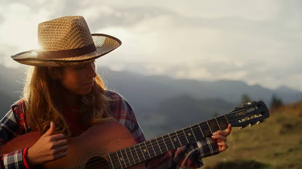 Closeup Musical Woman Play Acoustic Guitar Instrument Mountains Sunset Girl — Stockfoto