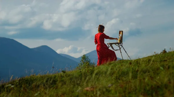 Άγνωστη Γυναίκα Καλλιτέχνης Δημιουργώντας Εικόνα Στο Πράσινο Λόφο Ηλιόλουστη Μέρα — Φωτογραφία Αρχείου