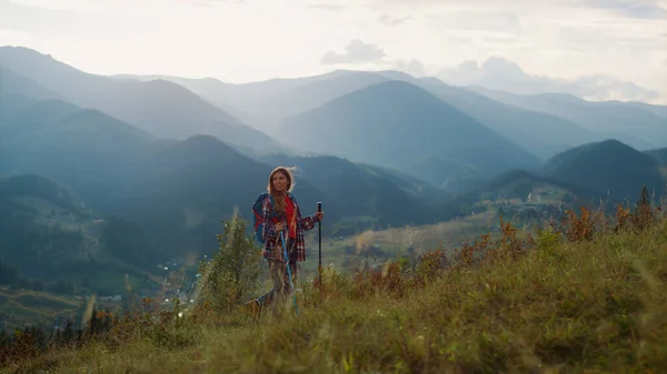 Backpacking Woman Explore Mountains Peak Inspired Tourist Walk Mountains Alone — Φωτογραφία Αρχείου