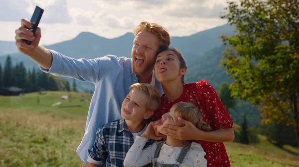 Playful Family Grimacing Selfie Holding Smartphone Mountain Slope Close Cheerful — Fotografia de Stock