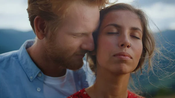 Retrato Pareja Amor Disfrutando Luna Miel Aire Libre Pelirroja Hombre — Foto de Stock