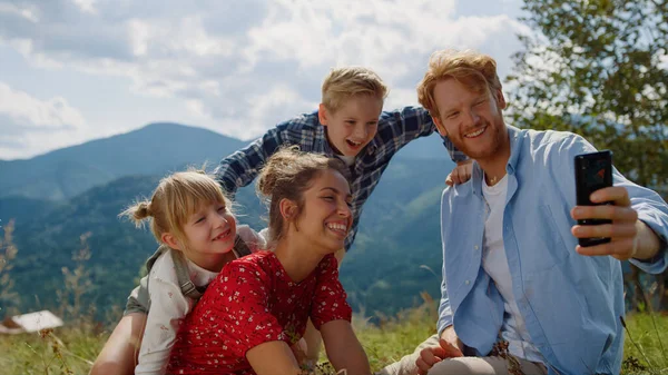 Joyful Family Using Smartphone Making Photo Summer Mountains Close Happy — Fotografia de Stock