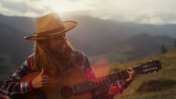 Happy Guitarist Smiling Outdoors Mountains Close Joyful Girl Play Acoustic — Stockfoto