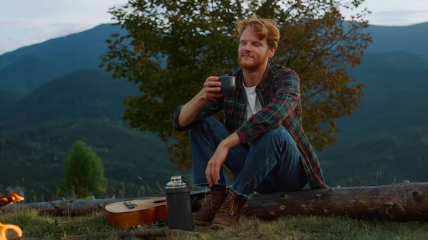 Joyful Hiker Relax Bonfire Mountains Green Hill Close Camper Enjoy — Foto Stock