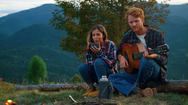 Relaxed Lovers Play Guitar Nature View Hikers Couple Spend Vacation — Fotografia de Stock