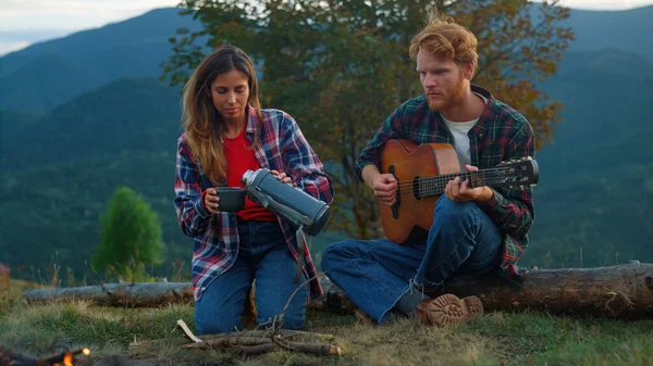 Family Couple Enjoy Mountains Camping Close Two Travelers Play Guitar — Fotografia de Stock