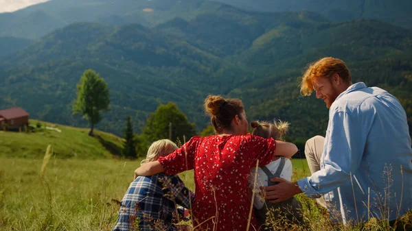 Погляд Дружньої Родини Яка Сидить Зеленому Пагорбі Перед Дивовижною Гірською — стокове фото