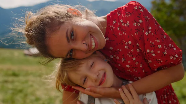 Портрет Усміхненої Матері Дочкою Яка Почувається Щасливою Сімейних Канікулах Стоять — стокове фото