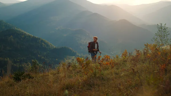 Hiking Millennial Enjoy Picturesque Nature Sunrise Mountains Sporty Guy Walk — Φωτογραφία Αρχείου