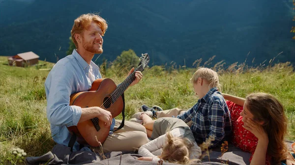 Redhead Young Father Playing Guitar Wife Children Green Meadow Happy — Fotografia de Stock