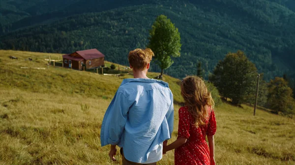 Beautiful Couple Explore Nature Hill Excited Family Hold Hands Mountains — Φωτογραφία Αρχείου