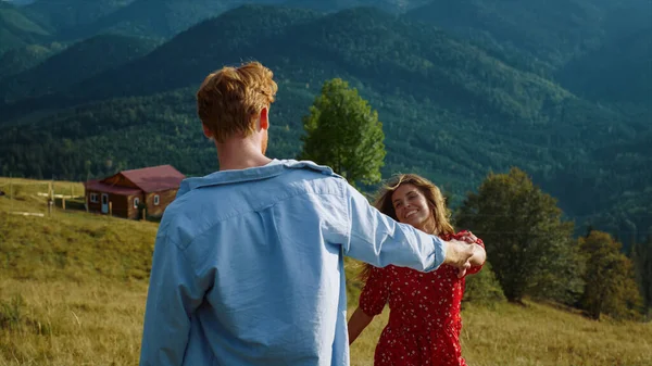 Lovely Millennials Hold Hands Mountains Walk Young Couple Enjoy Summer — Stockfoto