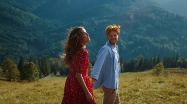 Keşif yapan çift doğa dağlarında yürüyüş yapmayı sever. Genç neşeli aile tatilde zaman geçirir. Yazın doğa yürüyüşüne çıkan pozitif aşıklar. Etkin yaşam tarzı ilişki kavramı.