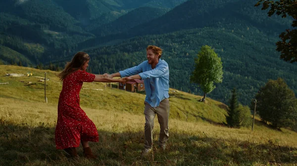 Cheerful Couple Dance Mountains Happy Lovers Have Fun Hold Hands — Stockfoto