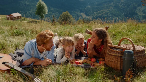 Friendly Family Enjoy Picnic Green Grass Mountain Hill Smiling Parents — Fotografia de Stock