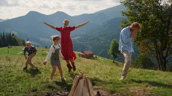 Happy Family Funny Dancing Green Mountain Hill Joyful Young Parents — Photo