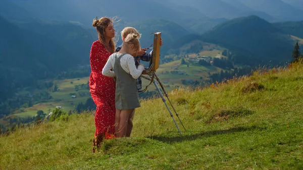 Madre Sorridente Con Bambini Che Creano Foto Cavalletto Artista Talento — Foto Stock