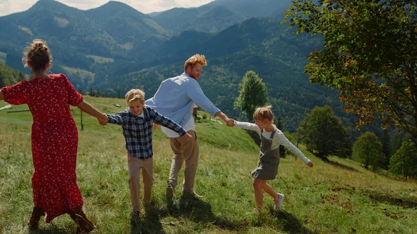 Positive Parents Playing Outdoor Games Carefree Children Green Sunny Hill — Stockfoto