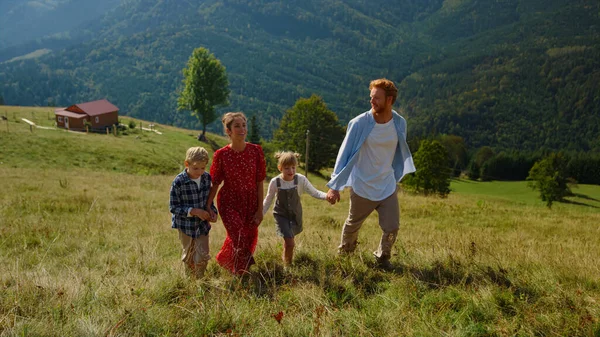 Positive Family Stepping Green Grass Walk Top Green Slope Sunny — Stockfoto